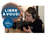 image d'Isabella devant un micro radio avec logo de Libre à vous ! et de Cause commune
