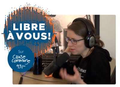image d'Isabella devant un micro radio avec logo de Libre à vous ! et de Cause commune